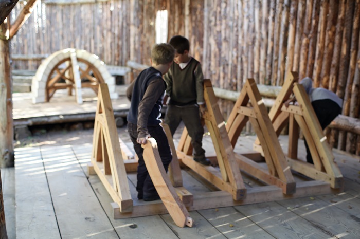 R 24 © Guédelon - Visiteurs enfants sur le parcours pédagoqique Sur les pas des bâtisseurs